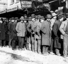 Bowery_men_waiting_for_bread_in_bread_line,_New_York_City,_Bain_Collection